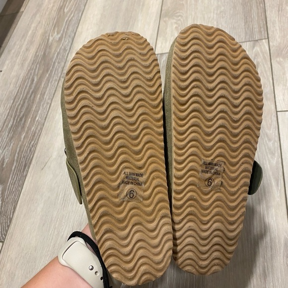 SODA tan buckle clogs size 6 like new - Picture 3 of 3